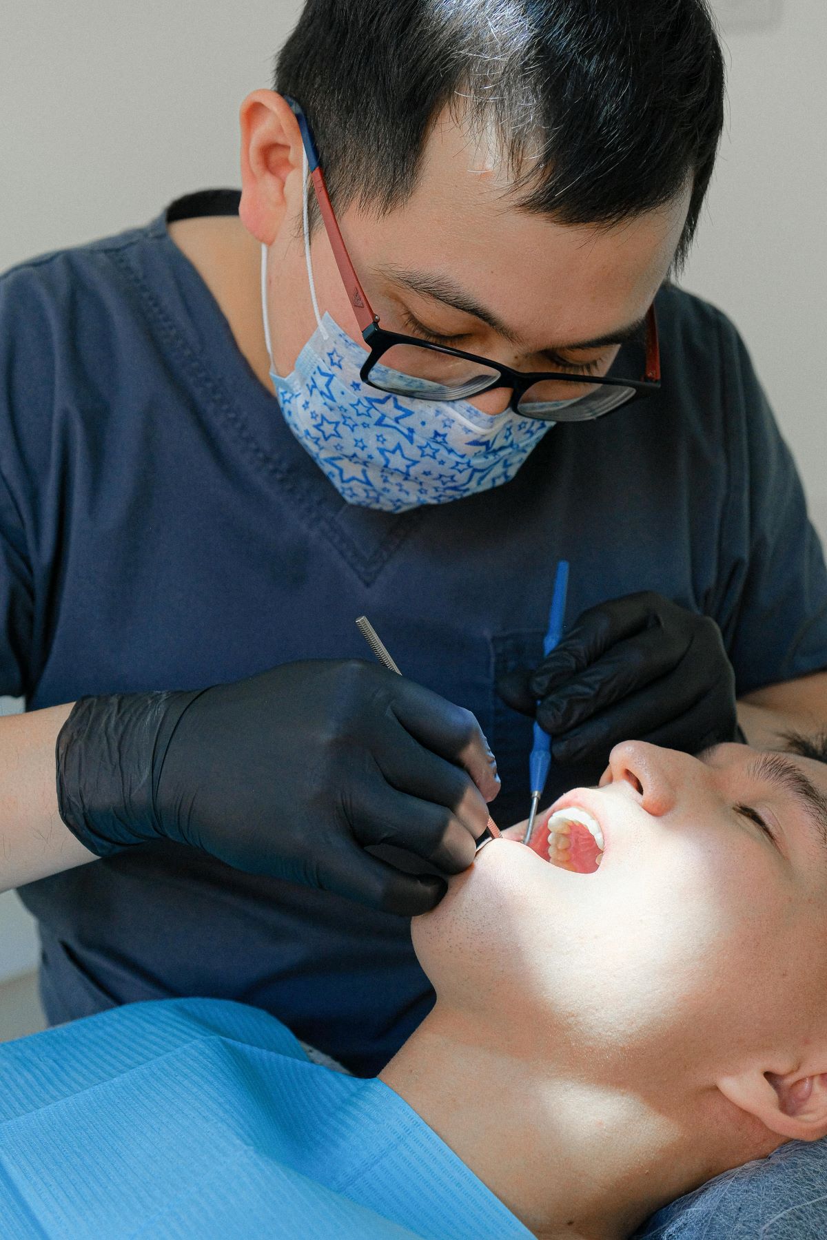 Kiedy należy skonsultować się z dentystą w przypadku problemów z utrzymaniem skrzepu